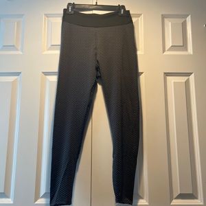 Brand new black scrunch butt lifting leggings Size L
